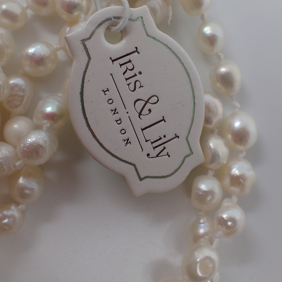 Iris and Lily London Freshwater Pearl Necklace - Picture 3 of 4
